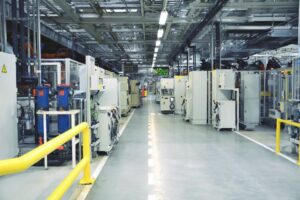 Nowoczesna hala produkcyjna zautomatyzowana liniami technologicznymi i rozbudowaną infrastrukturą przemysłową