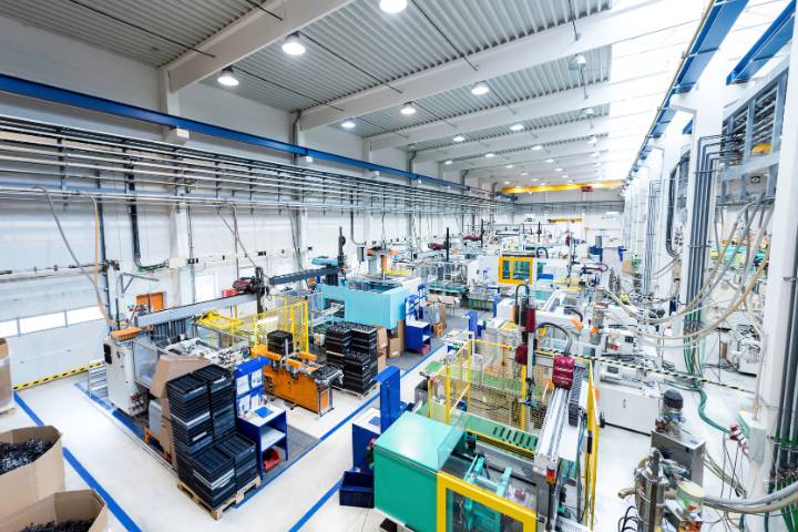 Nowoczesna hala przemysłowa z zaawansowaną linią produkcyjną i maszynami w pełnym rozruchu